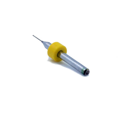 Foret micro de nettoyage avec tige métallique, bague jaune et pointe hélicoïdale fine sur fond blanc