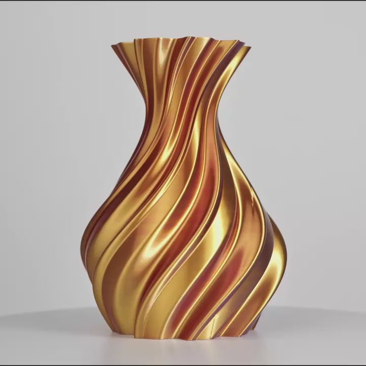 Vase torsadé doré, rouge et violet sur fond gris