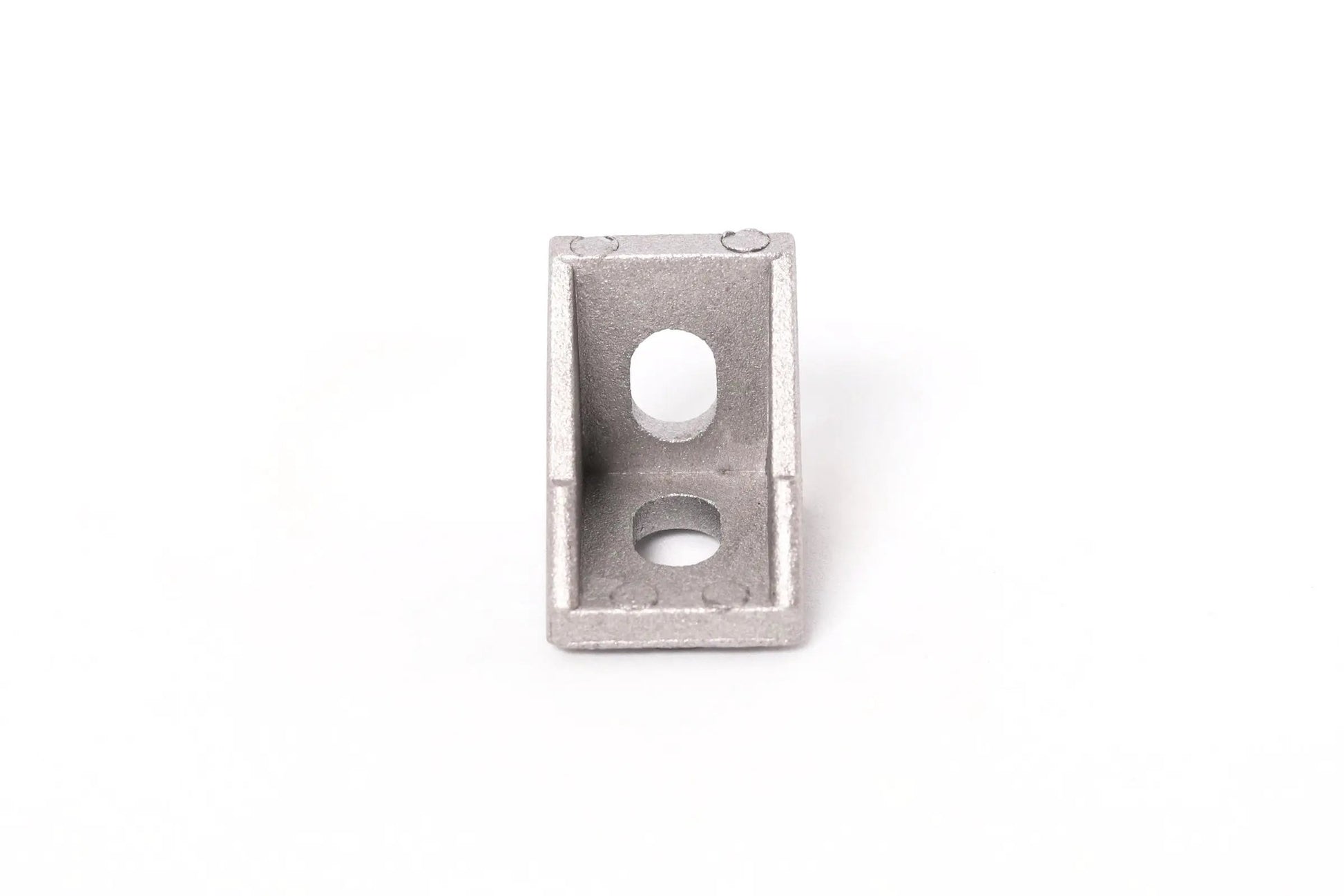 Vue de face d’une équerre d’angle en aluminium gris, avec deux trous ronds, sur fond blanc