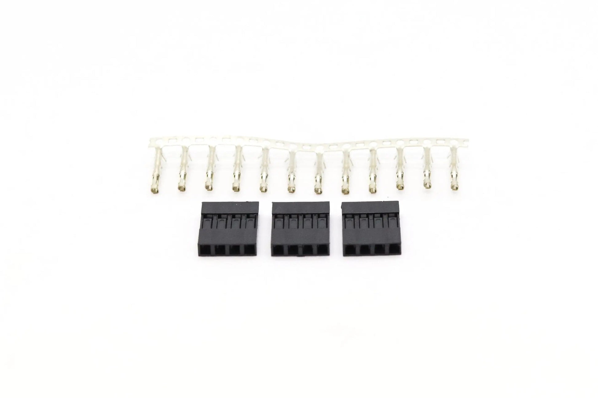 Sur fond blanc, une barrette de broches Dupont transparente et trois boîtiers noirs 4 broches alignés dessous