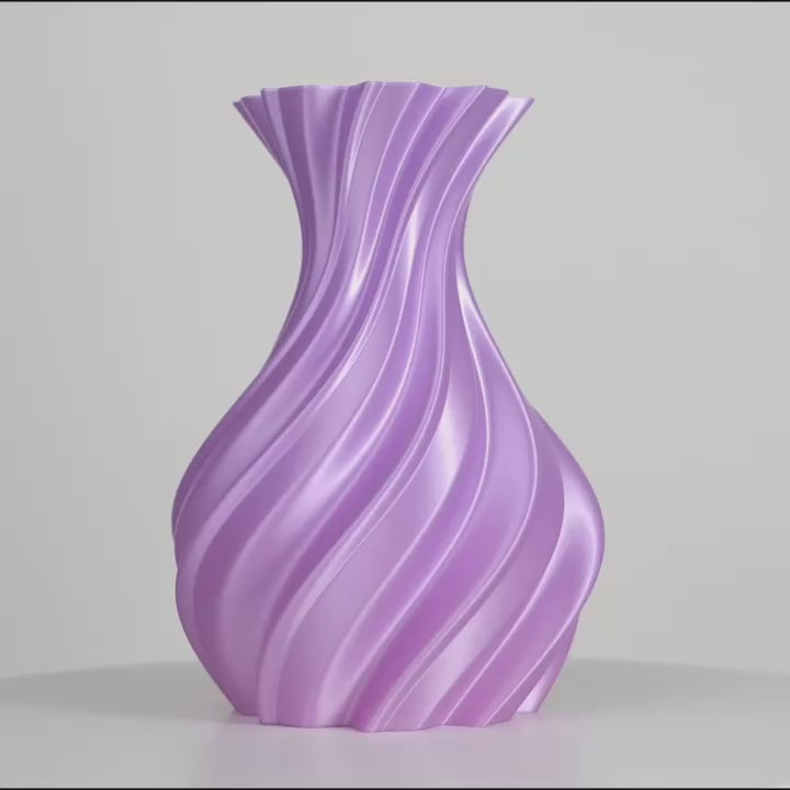 Vase violet torsadé en gros plan sur fond gris