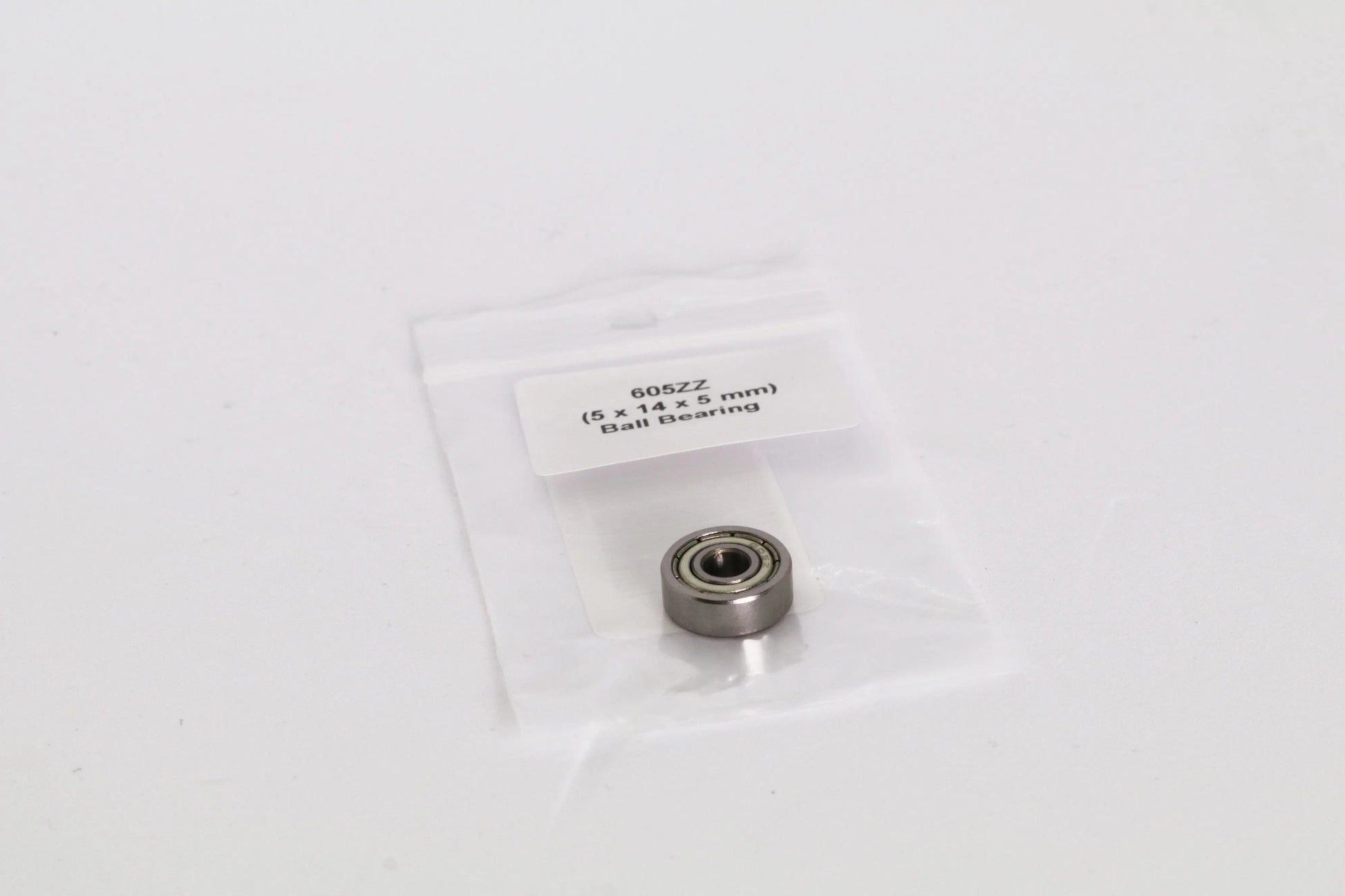Petit roulement à billes dans un sachet plastique transparent avec étiquette « 605ZZ (5 x 14 x 5 mm) »