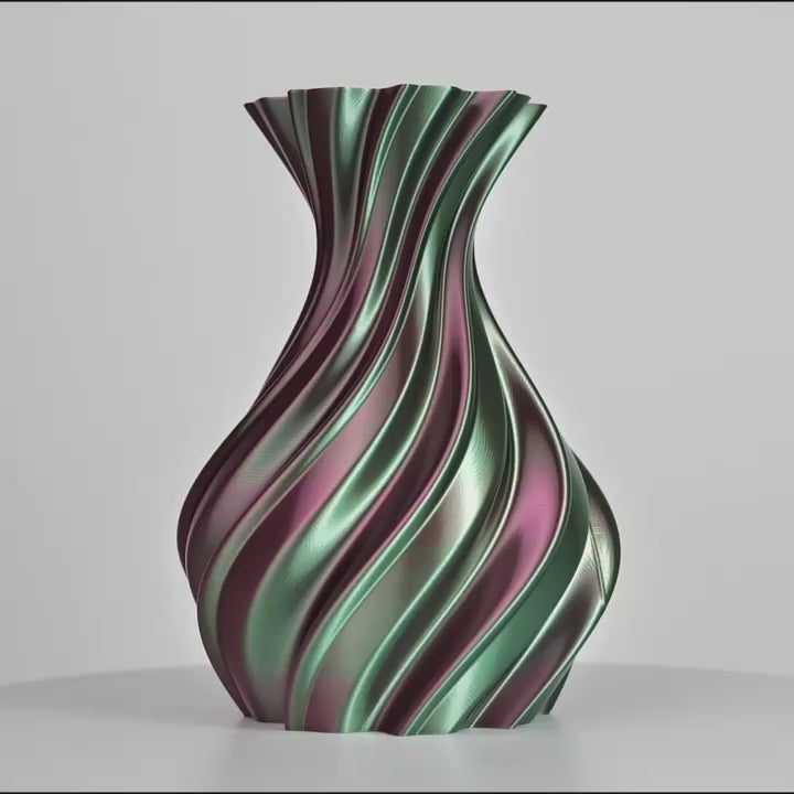 Vase torsadé imprimé en 3D avec bandes métalliques vert, rose et violet sur fond gris