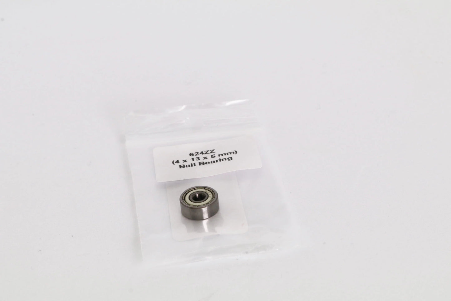 Un roulement à billes dans un petit sachet plastique transparent avec étiquette « 624ZZ (4 x 13 x 5 mm) »