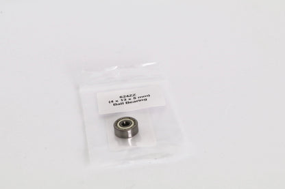 Un roulement à billes dans un petit sachet plastique transparent avec étiquette « 624ZZ (4 x 13 x 5 mm) »