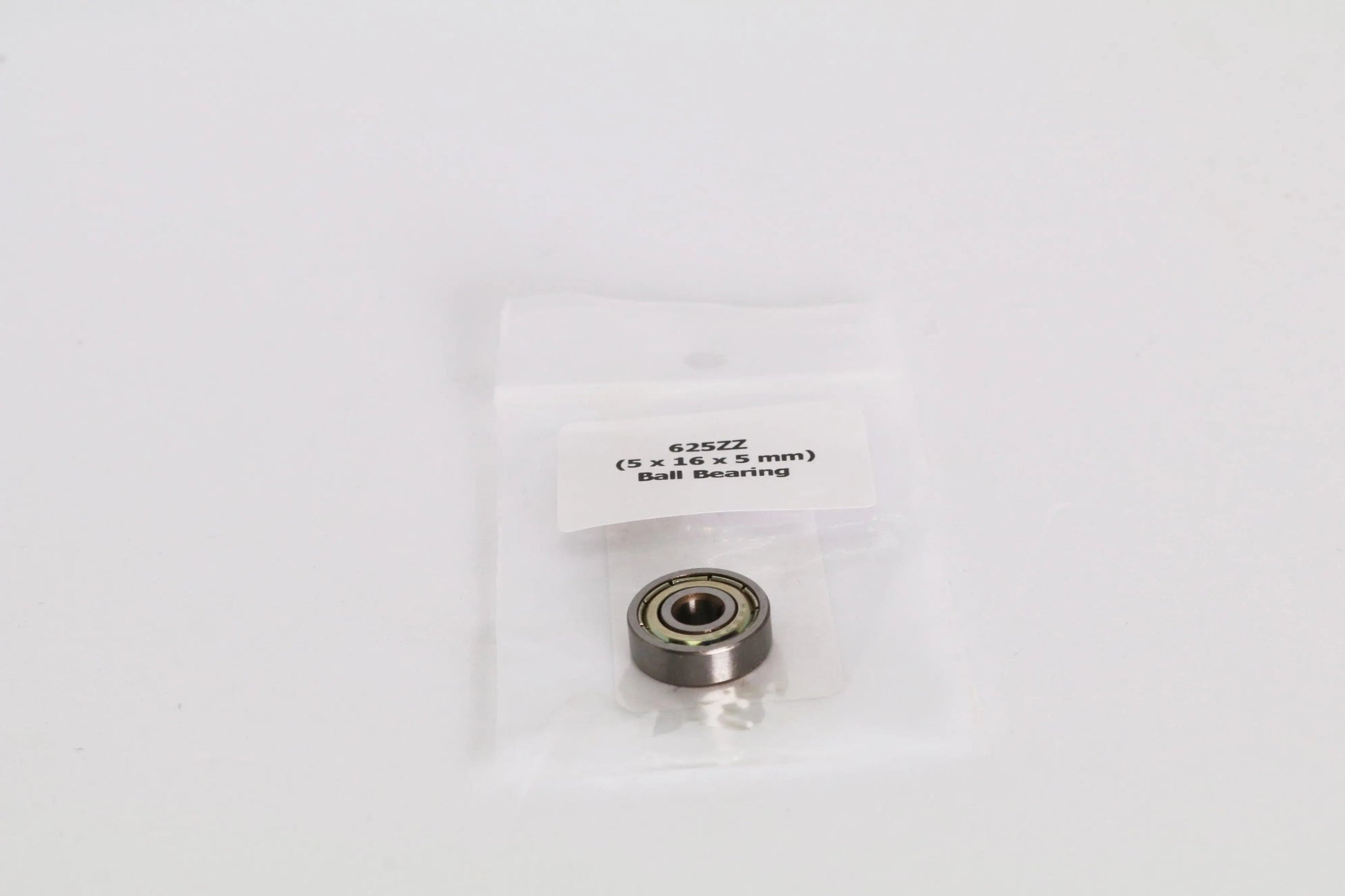 Un roulement à billes dans un petit sachet plastique transparent, étiquette « 625ZZ (5 x 16 x 5 mm) Ball Bearing » visible