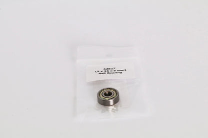 Un roulement à billes dans un petit sachet plastique transparent, étiquette « 625ZZ (5 x 16 x 5 mm) Ball Bearing » visible