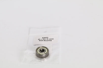Roulement à billes métallique dans un sachet plastique transparent, étiquette visible au-dessus