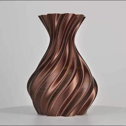 Vase imprimé en 3D torsadé, finition cuivre métallique, centré sur fond gris