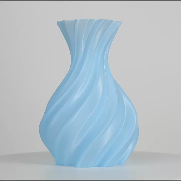 Vase bleu clair à spirales, centré sur fond gris neutre