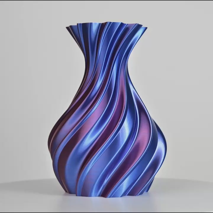 Vase imprimé en 3D torsadé en bleu et violet sur fond gris