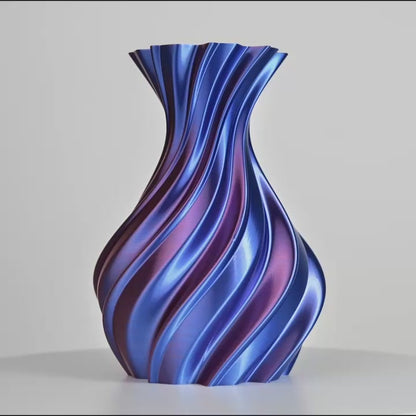 Vase imprimé en 3D torsadé en bleu et violet sur fond gris