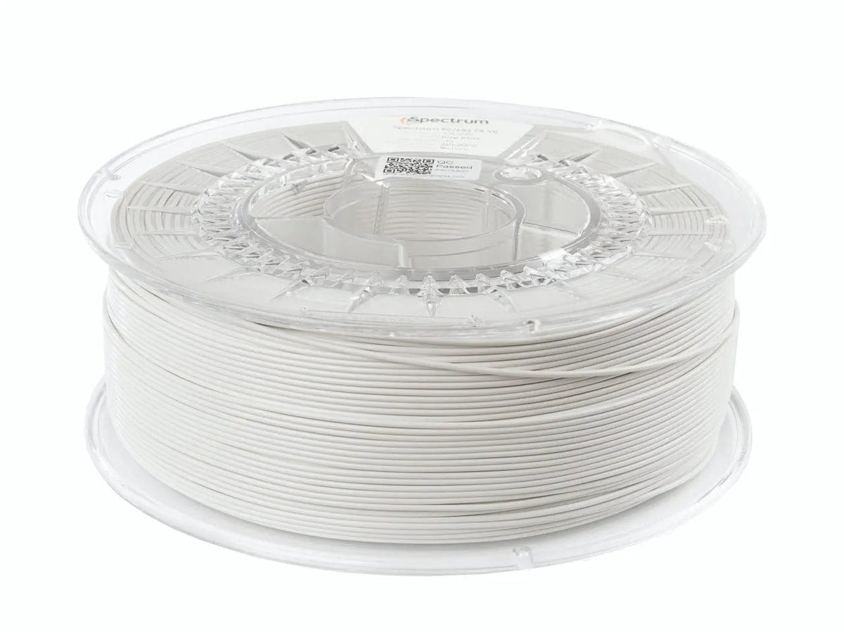 Bobine de filament blanc enroulée sur une spire transparente, vue de trois quarts sur fond blanc