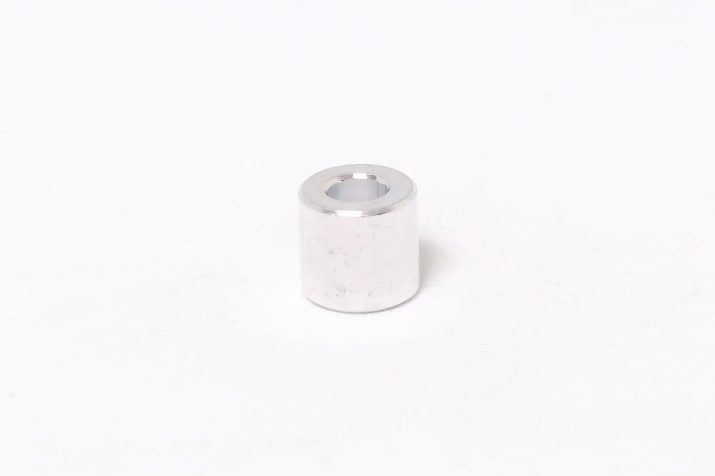 Entretoise cylindrique en aluminium argenté, isolée sur fond blanc