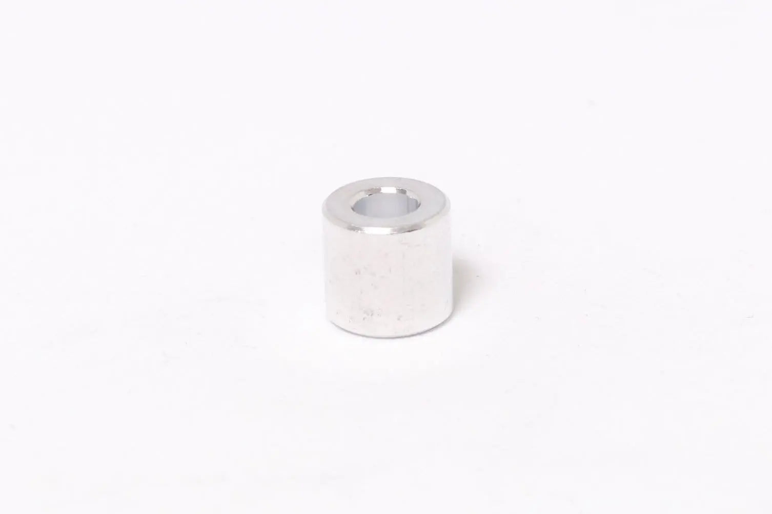Entretoise cylindrique en aluminium argenté, isolée sur fond blanc