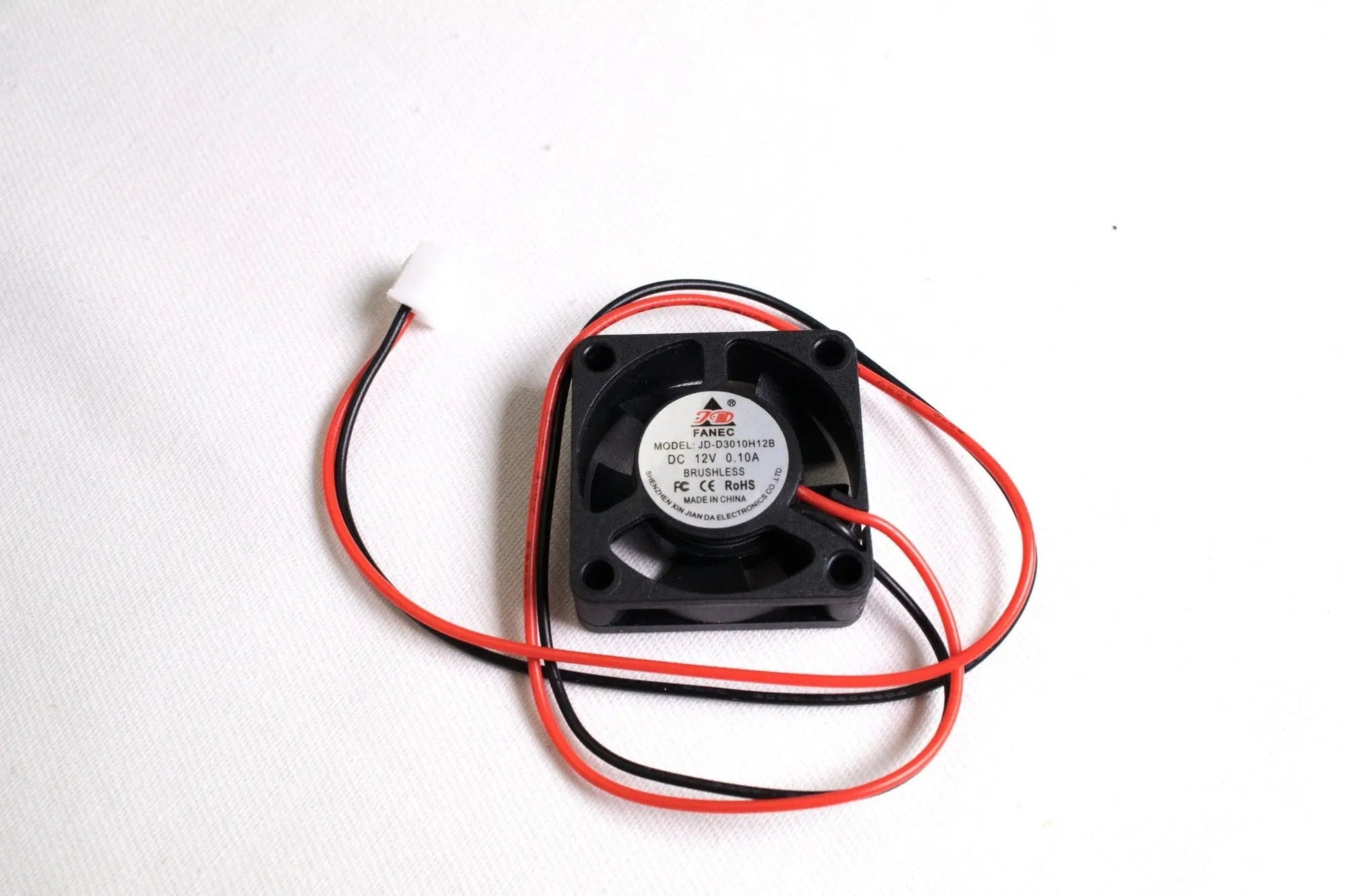 Petit ventilateur de refroidissement carré noir avec fils rouge et noir et connecteur blanc, vu de dessus