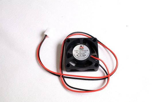 Petit ventilateur de refroidissement carré noir avec fils rouge et noir et connecteur blanc, vu de dessus