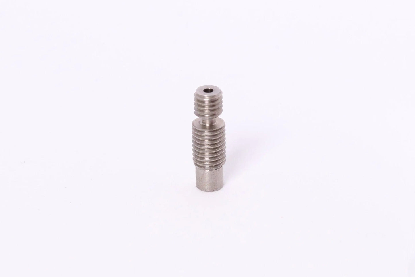 Petit composant métallique fileté verticalement sur fond blanc