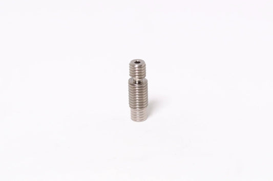 Petit tube fileté métallique vertical sur fond blanc, centré dans le cadre