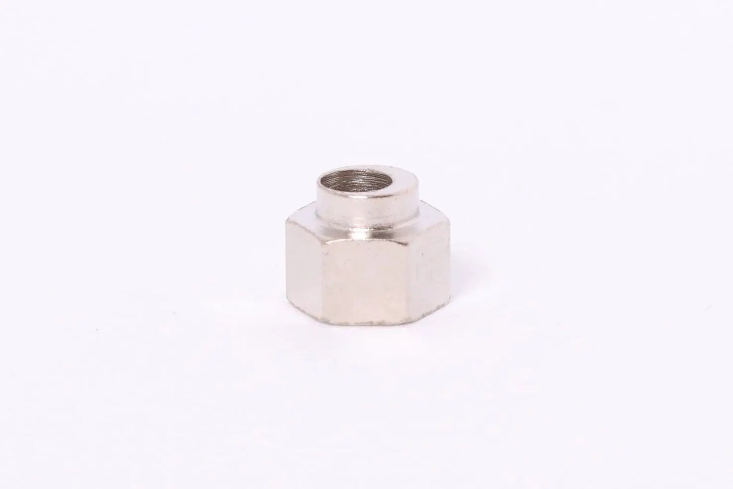Pièce métallique hexagonale filetée, vue de face sur fond blanc