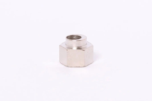 Pièce métallique hexagonale filetée, vue de face sur fond blanc