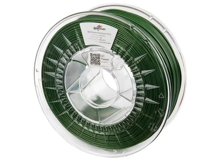 Bobine de filament vert émeraude dans une bobine transparente, vue de face sur fond blanc
