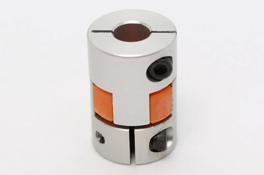 Accouplement d’arbre flexible métallique argenté avec insert orange, vu de face sur fond blanc