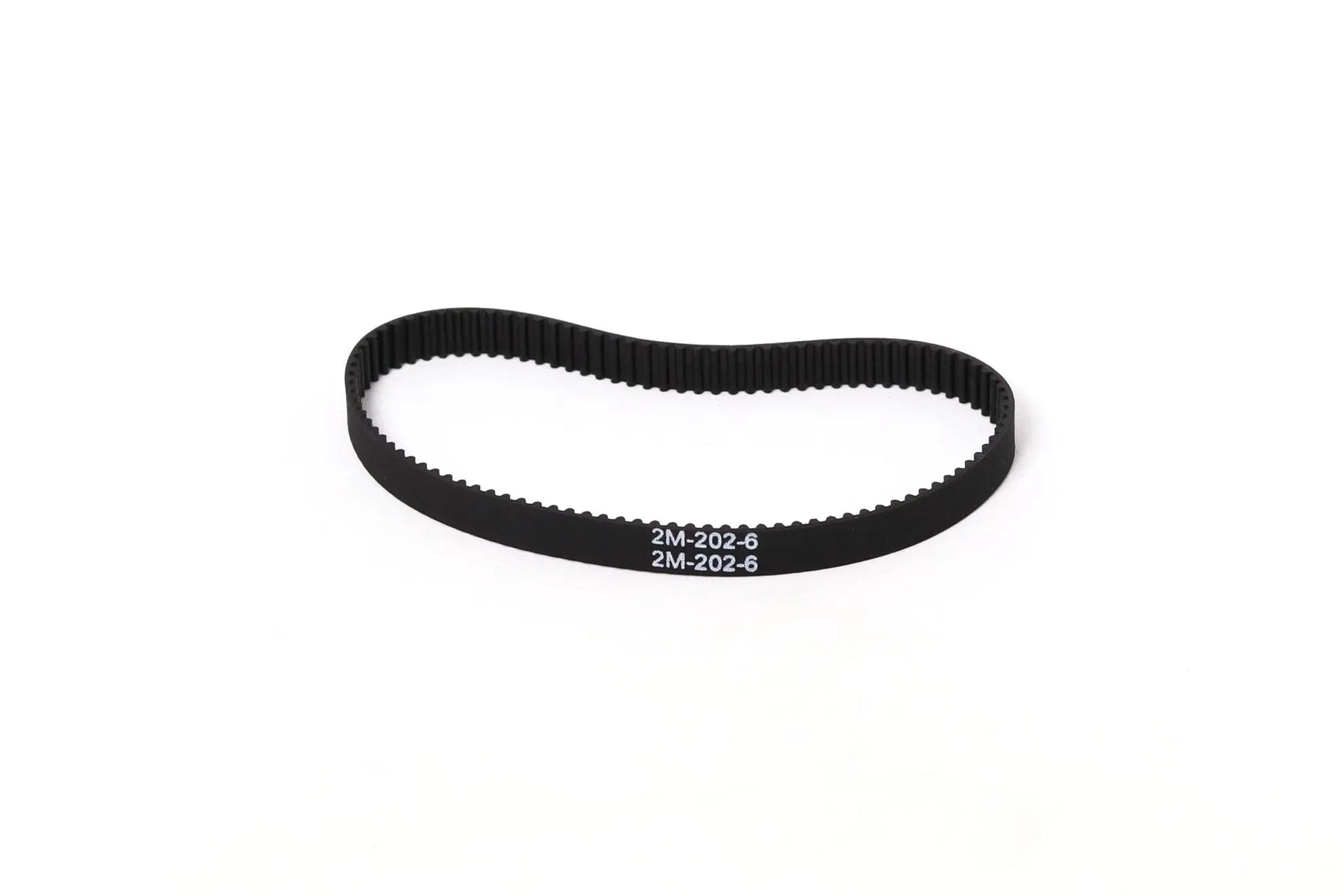 Courroie crantée noire en boucle sur fond blanc, marquée « 2M-202-6 »