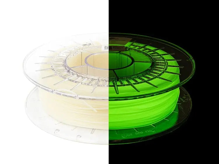 Bobine de filament vert phosphorescent, image coupée en deux avec fond blanc à gauche et noir à droite