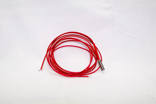 Cartouche chauffante rouge enroulée, avec embout métallique visible sur fond blanc