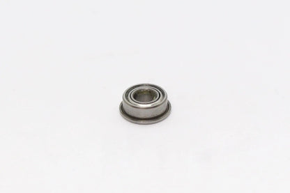 Petit roulement à billes à bride métallique isolé sur fond blanc
