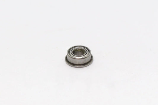 Petit roulement à billes à bride métallique isolé sur fond blanc