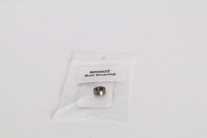 Petit roulement métallique dans un sachet plastique transparent avec étiquette « MR95ZZ Ball Bearing »