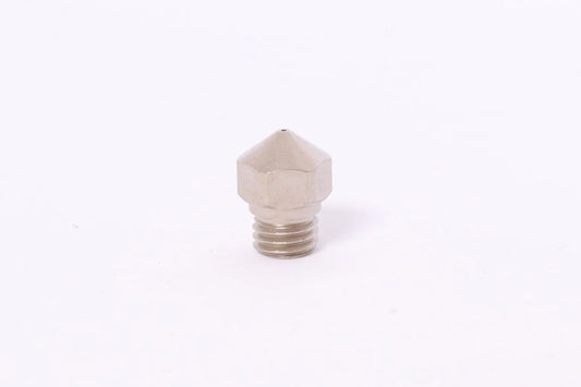 Gros plan d’une buse métallique filetée sur fond blanc, vue de face