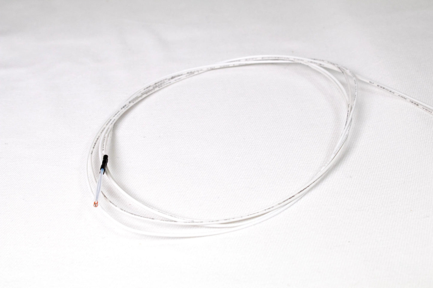 Câble thermistor blanc enroulé avec deux fils dénudés à une extrémité