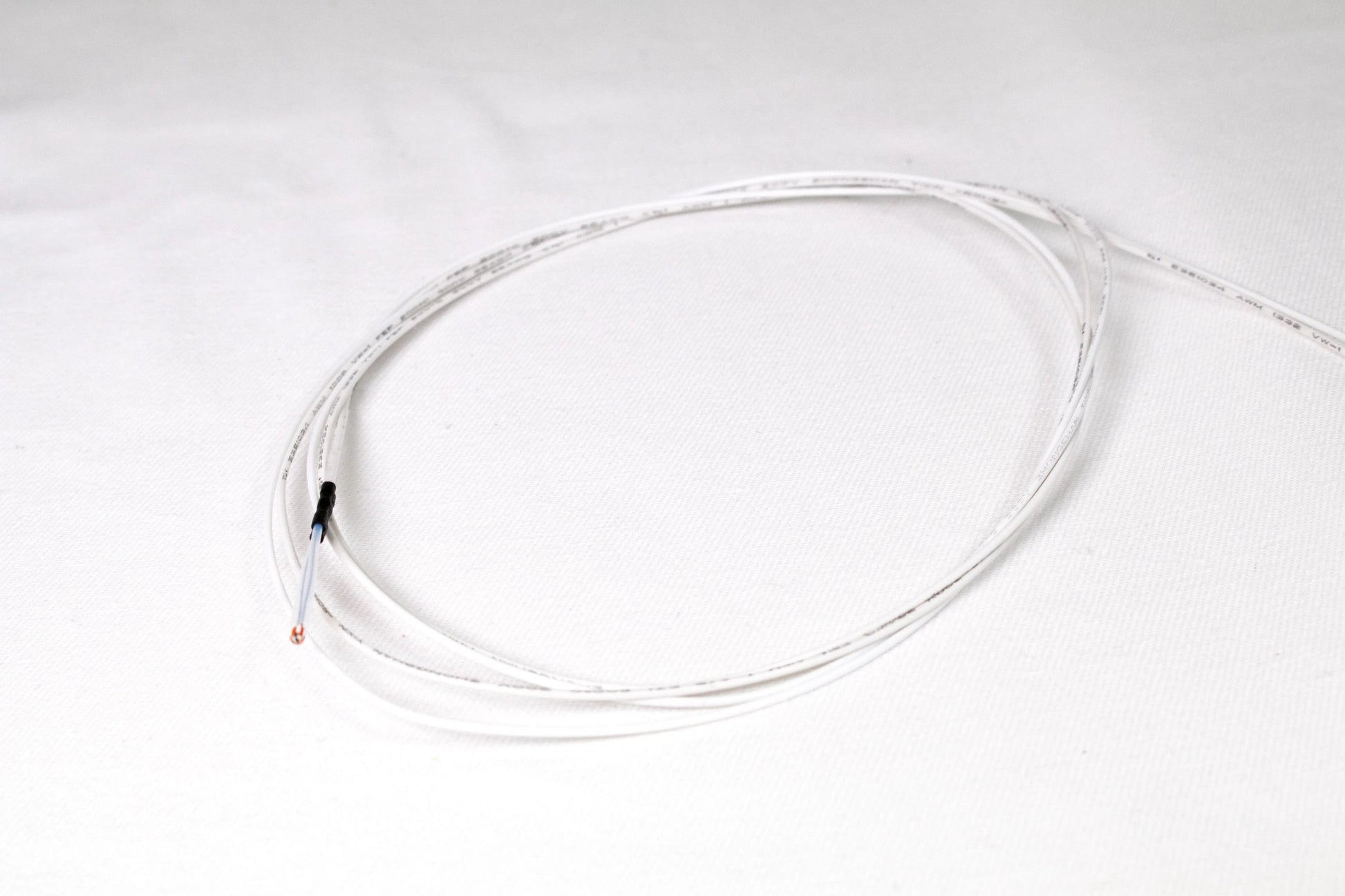Câble thermistor blanc enroulé avec deux fils dénudés à une extrémité