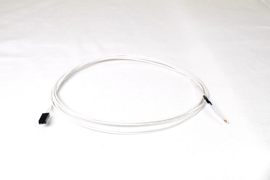 Un capteur thermistor blanc enroulé sur fond blanc, avec un connecteur Dupont noir à une extrémité et deux fils dénudés à l’autre