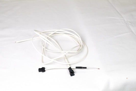 Câble thermistor blanc enroulé avec deux connecteurs noirs, posé sur fond blanc