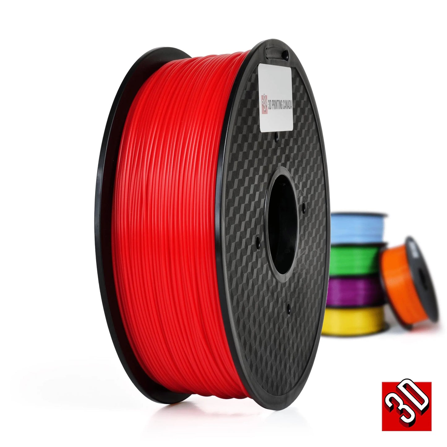 Bobine de filament rouge vue de trois quarts, avec plusieurs bobines colorées floues en arrière-plan