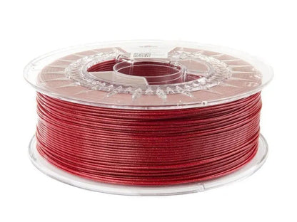 Bobine de filament PLA rouge scintillant dans une bobine transparente, vue de trois quarts sur fond blanc