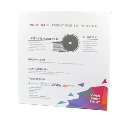 Boîte blanche de filament 3D vue de face, avec texte et logo géométrique multicolore en bas à droite