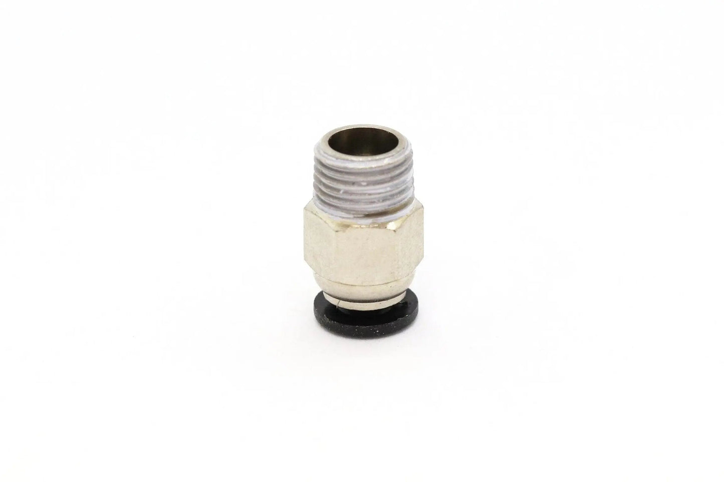 Raccord pneumatique métallique fileté, isolé sur fond blanc, avec base noire