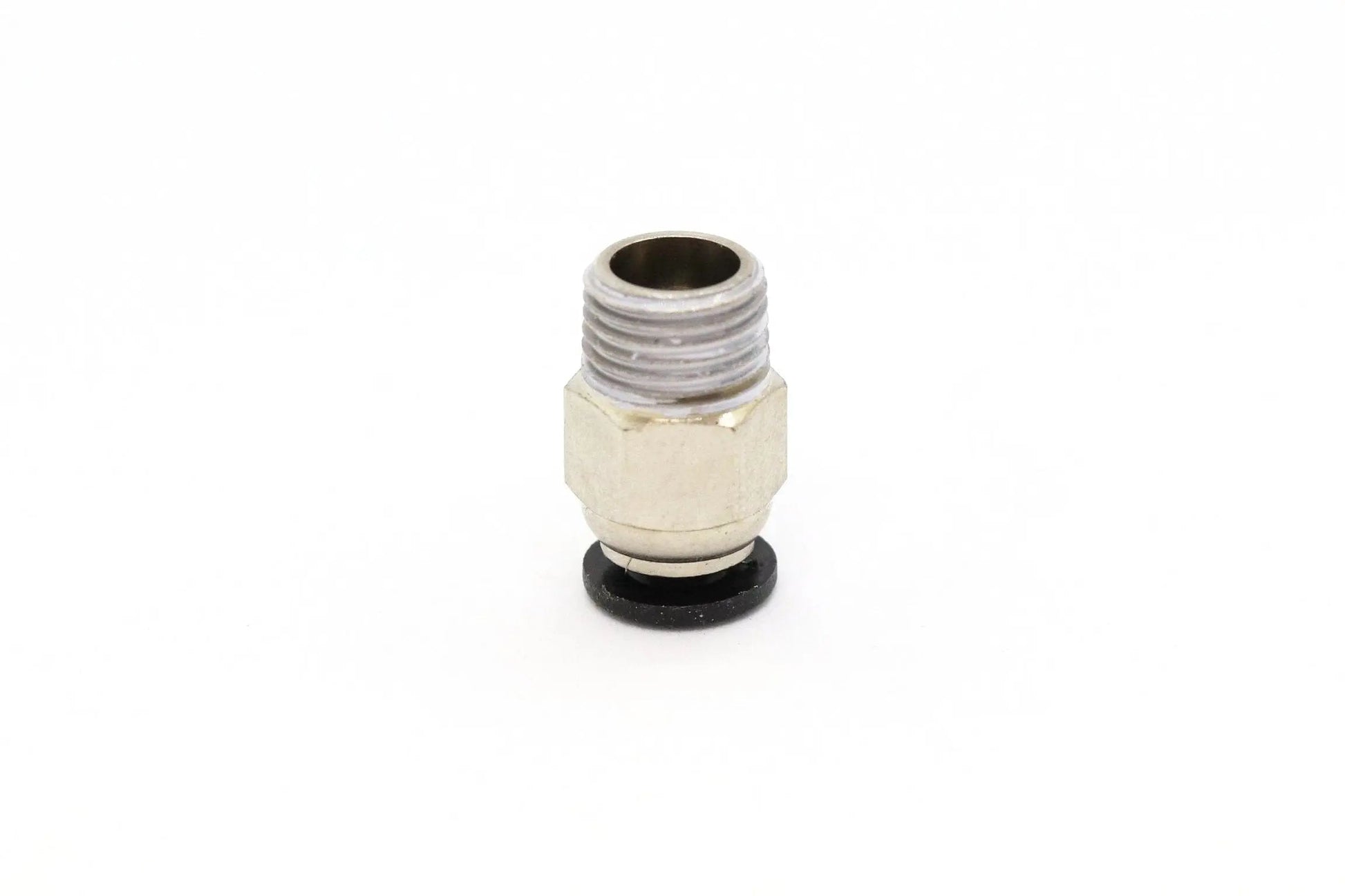 Raccord pneumatique métallique fileté, isolé sur fond blanc, avec base noire