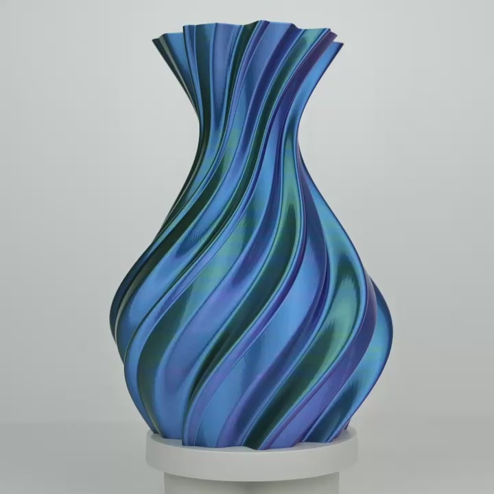 Vase imprimé en 3D bleu, vert et violet, posé sur un support blanc