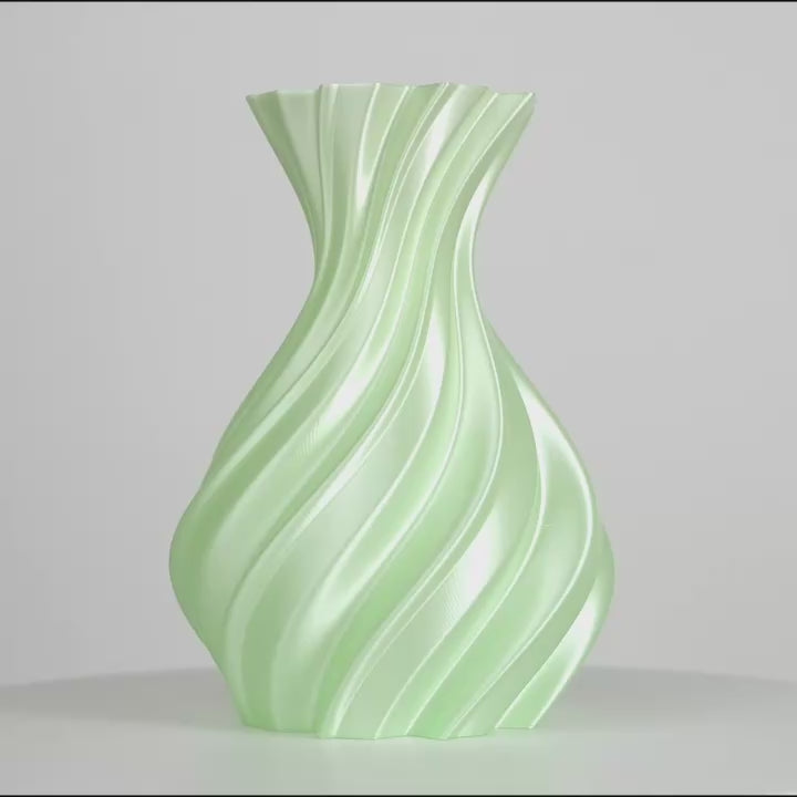 Vase vert jade à rainures torsadées, vu de face sur fond gris