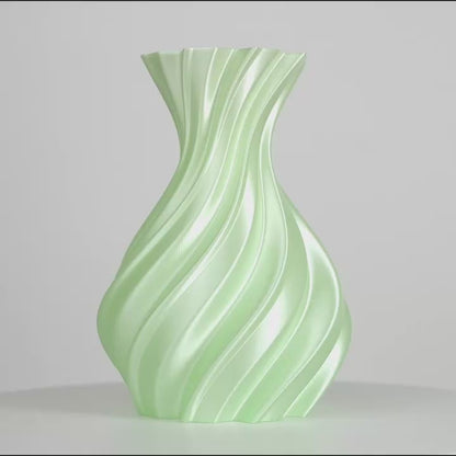 Vase vert jade à rainures torsadées, vu de face sur fond gris