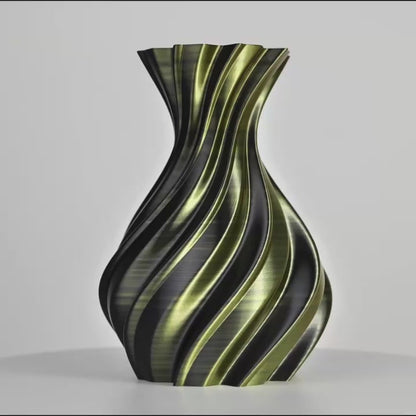 Vase torsadé imprimé en 3D noir et vert doré sur fond gris