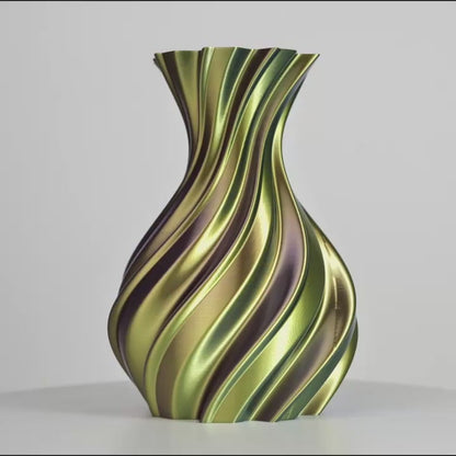 Vase ondulé imprimé avec des bandes violettes, jaunes et bleu-vert sur fond gris