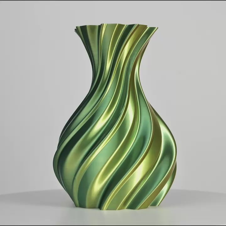 Vase décoratif torsadé vert et doré, centré sur fond gris