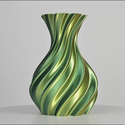 Vase décoratif torsadé vert et doré, centré sur fond gris